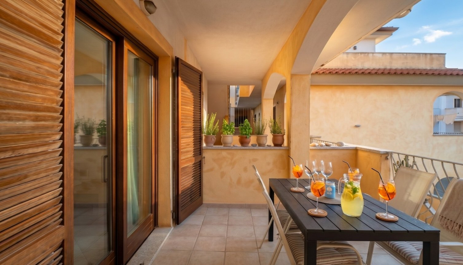 Terasa pripravená na večerné aperitivo so spritzom