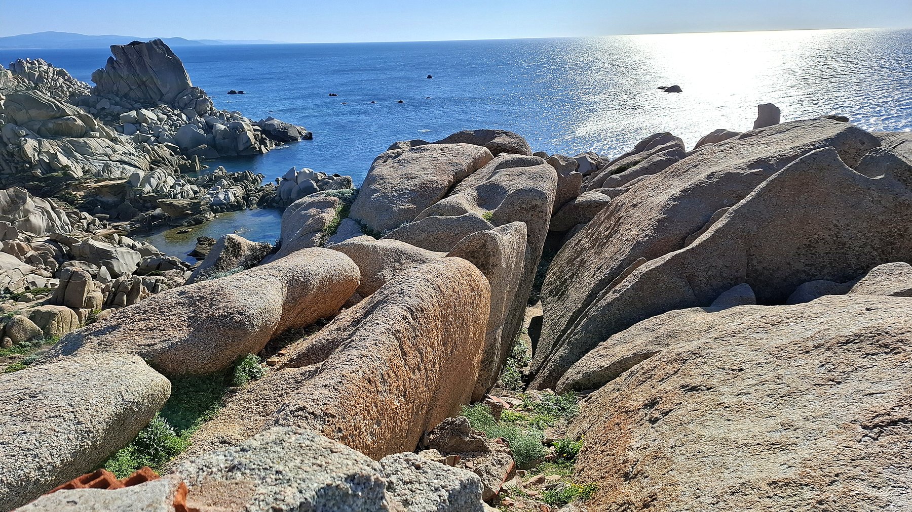 Žulový útes nad morom pri Capo Testa